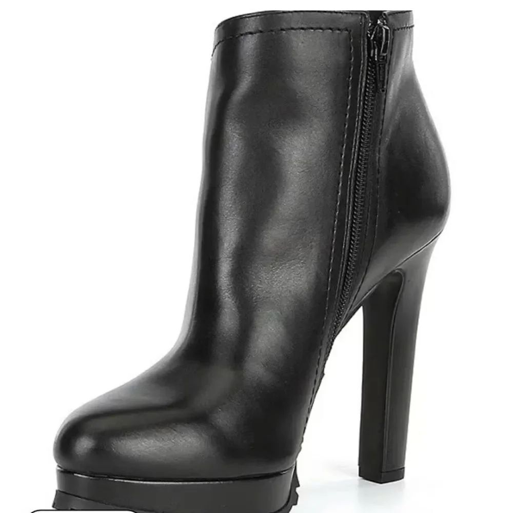 Gianni Bini Women's Omarrah Platform Lug Sole
Leather Booties!